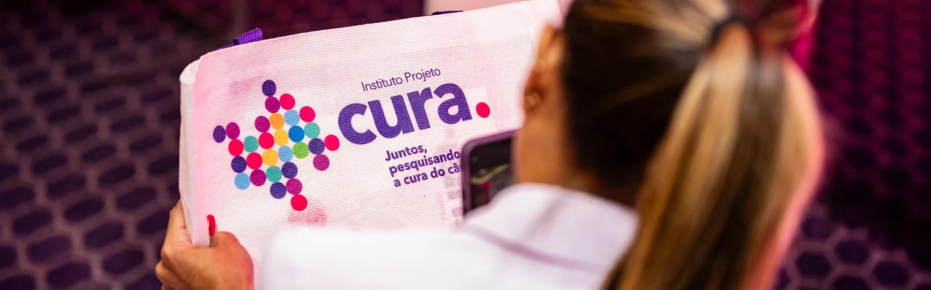 Instituto Projeto Cura Moça segurando bolsa
